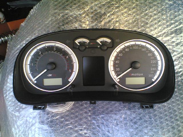 Es handelt sich bei der LDA um ein “Boost Gauge” genanntes System, welches ein Amerikaner entwickelt hat (http://impconcepts.com/genericbarebonesiboostgaugeforsale.htm).
Es besteht aus einer Controller-Box, die unauffällig hinter dem Tacho positioniert werden kann sowie 20 Stück 1.8mm LEDs, die mühsam in den Drehzahlmesser eingebaut werden müssen. Da alles echt winzig ist, muss man dabei extrem genau und sorgfältig arbeiten.
Den Schlauch, den ich an einem in den Ansaugkrümmer eingedrehten Nippel befestigt habe, musste ich nicht dämpfen. Das Ansprechverhalten der Anzeige ist hervorragend, und bei Einschalten des Lichts werden die LEDs gedimmt! BoostGauge1 von RTdiTom.jpg