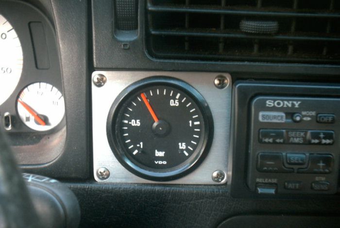 Hinter der LDA muss etwas Plastik weggeschnitten werden.
Sollte man Sitzheizung und/oder Climatronic haben sind dort auch die Regler und der Temperatursensor im Weg.
VW Golf 3 von Stukov.jpg