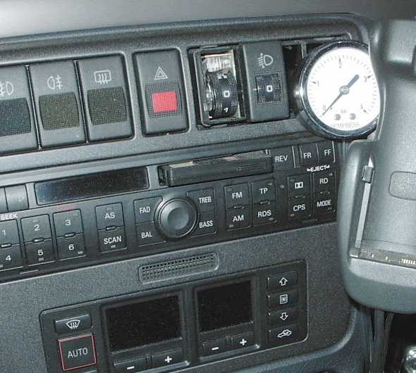 Ich hab schnell ne Lösung gebraucht und wollte daß ich es auch restlos wieder ausbauen kann. Daher nur ein kurzes Provisorium, das nun schon 1 Jahr drin ist. Audi A4 (B5) von garth brooks.JPG