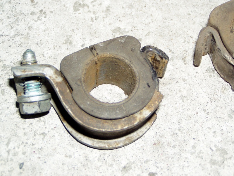 Hier das alte, ausgediente Gummilager samt Halteschelle Stabilager_alt800x600.jpg