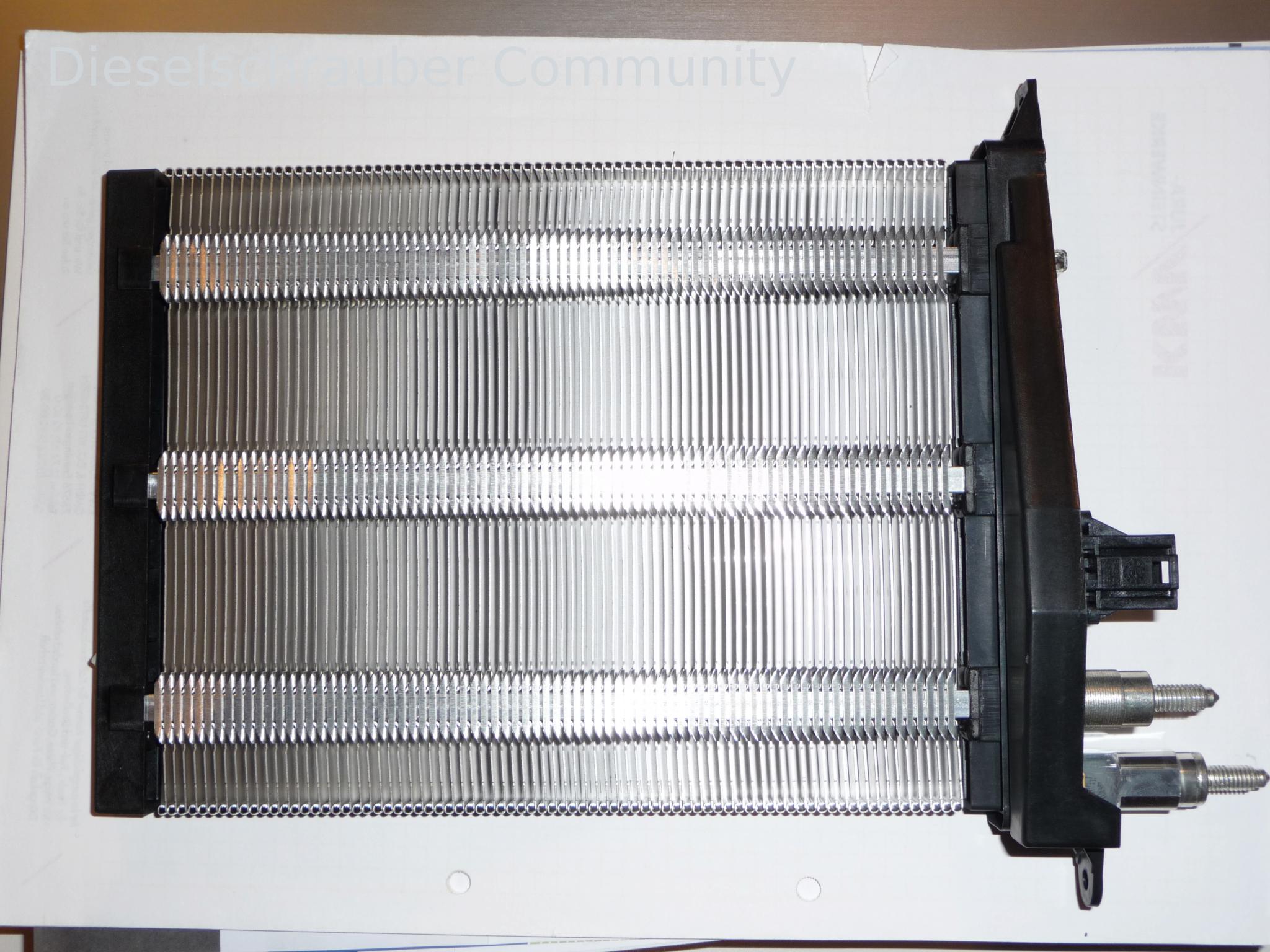 Kaum, dass man Haltegriffe, Aschenbecher, Verkleidung der Schaltkulisse, die komplette Mittelkonsole, die untere fahrerseitige Armaturenverkleidung und eine Luftführung entfernt hat, kann man das blöde Teil auch mal erblicken: Elektrischer-Zuheizer-1.jpg