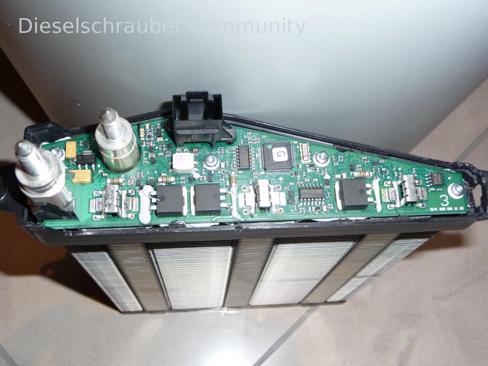 Dann muss man nur noch unter Wärmeeinwirkung und Dauerverformung zweier Kunststoffnasen das verklebte Gehäuse öffnen und sieht das: Elektrischer-Zuheizer-2.jpg